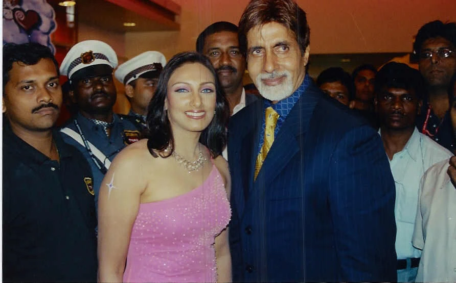Pallavii Waalia Raaj on stage with Amitabh Bachchan